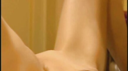 1 Komidin. Onu geçen hafta bir gece gizli kamera porno gördüm. O 23 yaşında